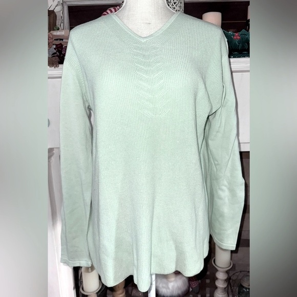 Isaac Mizrahi Live pale aloe color V-Neck shaker Sweater. Size L - Picture 1 of 10